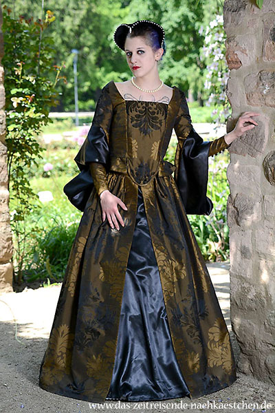 Tudor-Kleid aus Gold-Jaquard